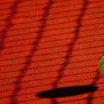 Balle de tennis et ombre du filet sur court en terre battue (Pixabay Anaïs Anaïs 29)
